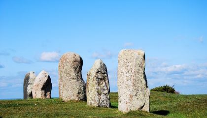 Bild tema milj - fornminnen på en äng